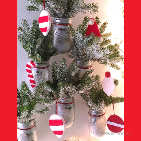 L’albero di Natale fatto con i barattoli Ball