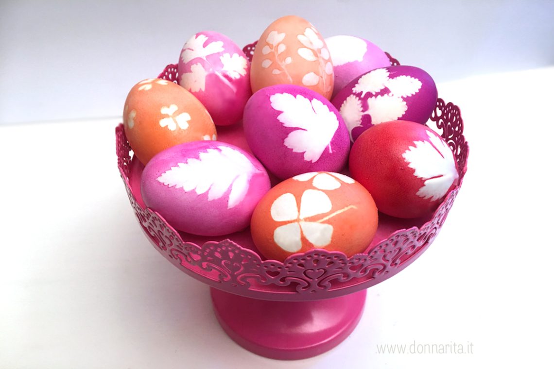 Uova decorate con foglie per la Pasqua