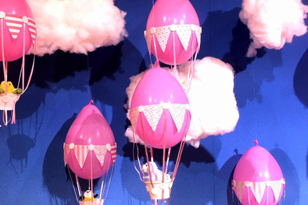 Decorazioni cameretta neonato: le mongolfiere con palloncini