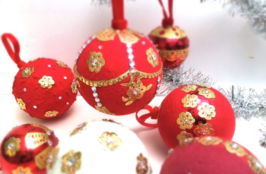 Palle di Natale decorate con polvere di velluto